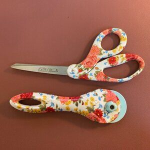 The Pioneer Woman White Sweet Rose 45mm Rotary and 8" Fashion Scissors Set
